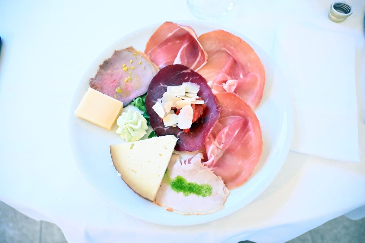 Antipasto misto con salumi, formaggi e mousse