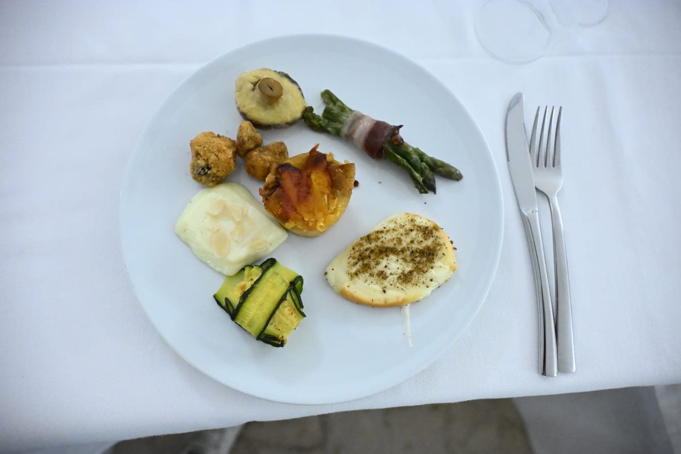 Antipasto caldo con verdure grigliate e sformatini