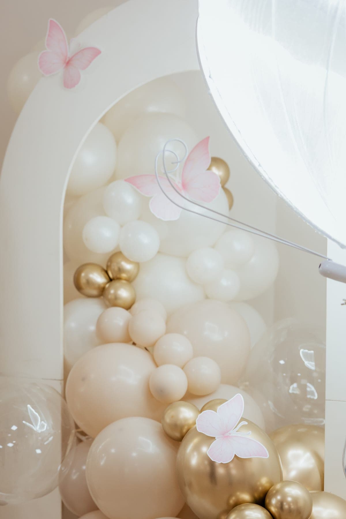 Dettaglio dell'arco di palloncini con farfalle di carta