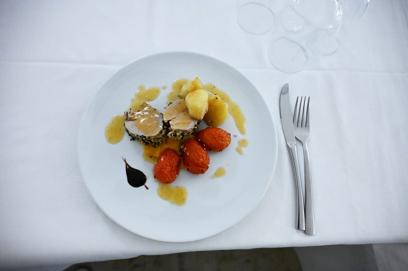 Arrosto affettato con patate e pomodorini