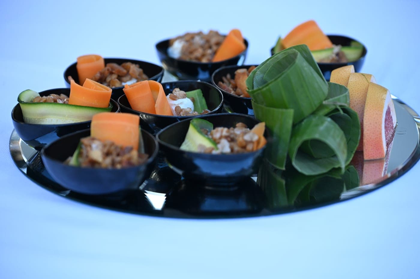 Ciotoline nere con insalata di riso e verdure