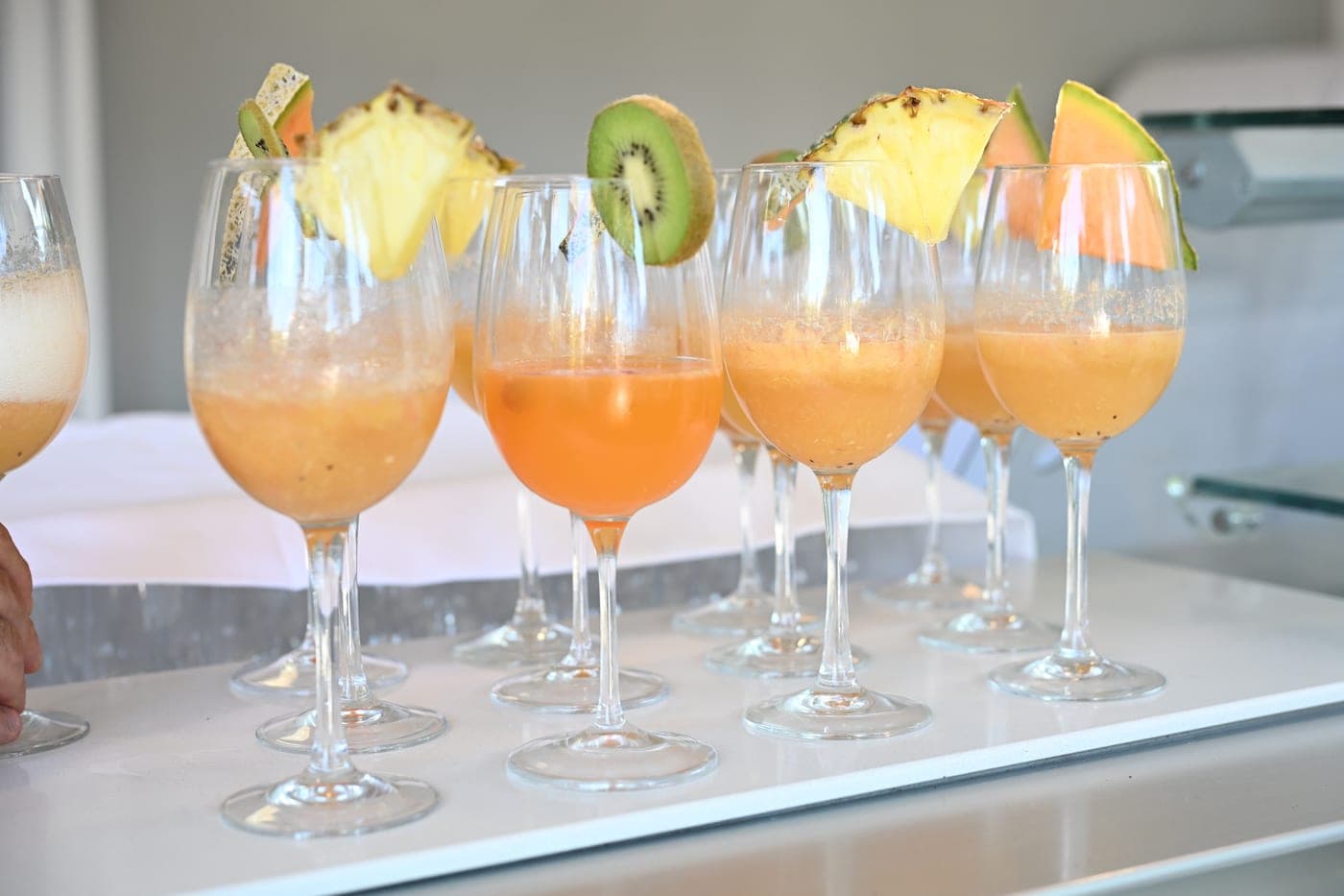 Cocktail di frutta fresca guarniti con ananas e kiwi