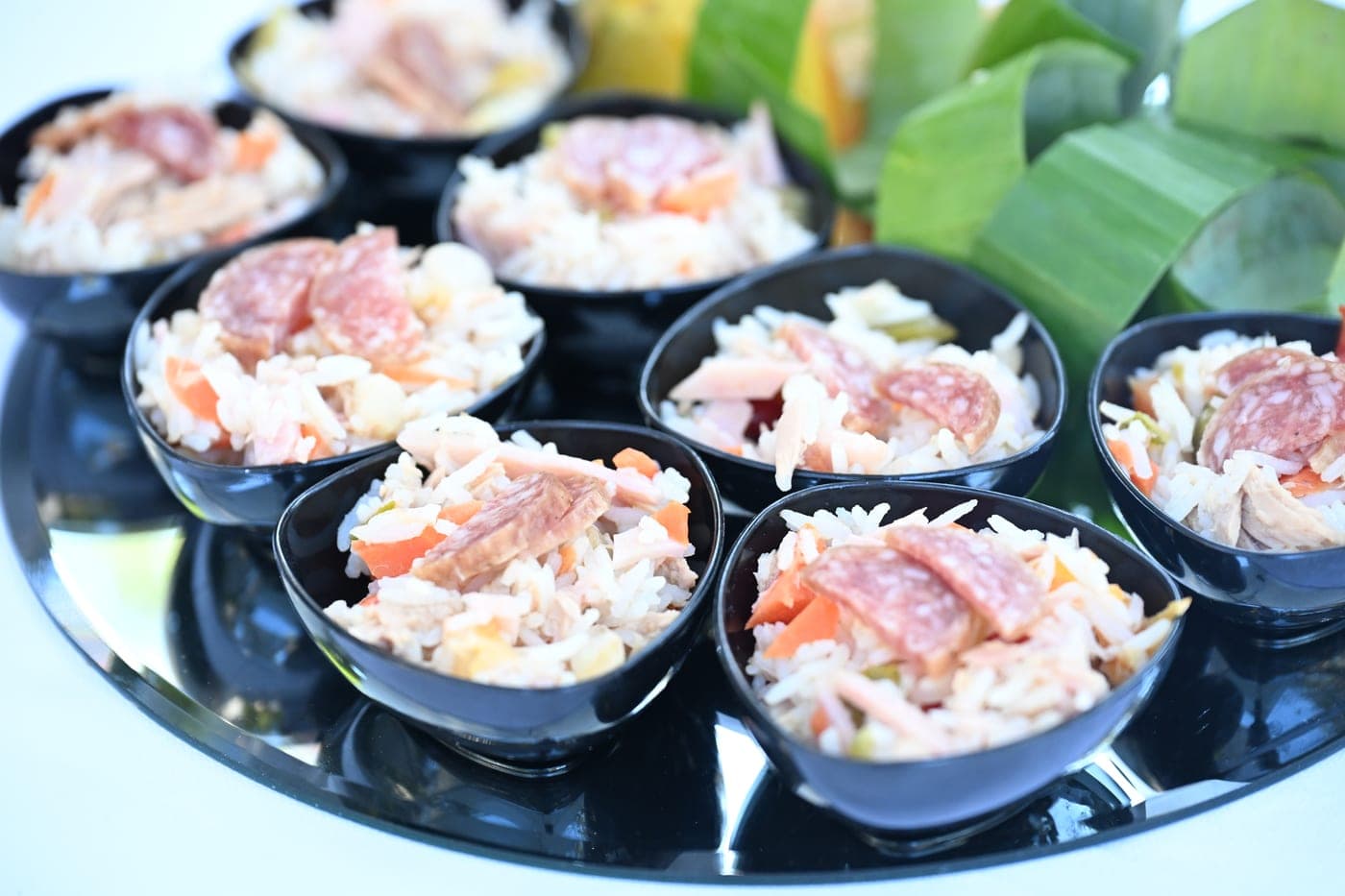 Coppette di riso freddo con salumi e verdure sul buffet