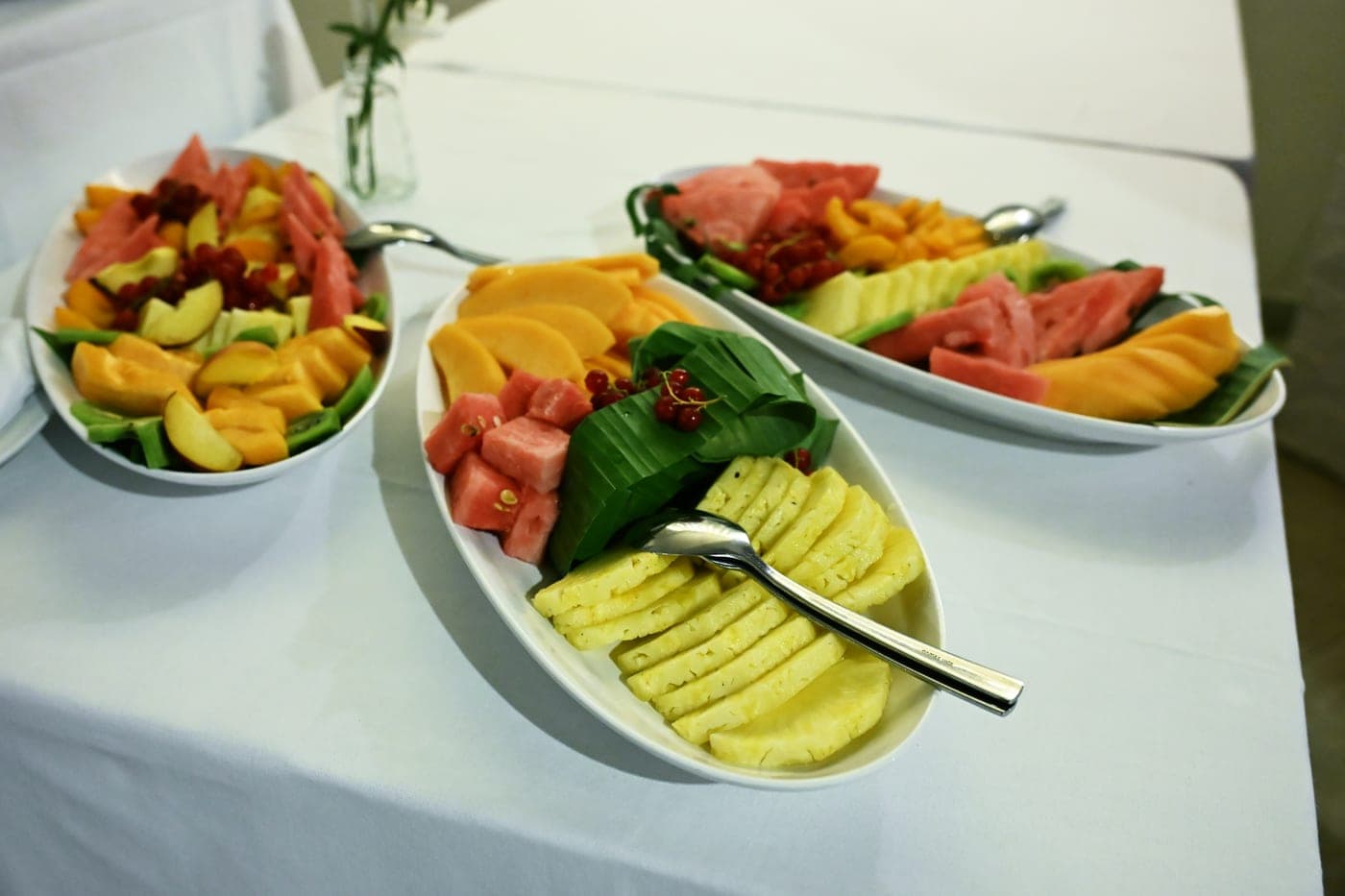 Fragole e scaglie di cocco sul buffet della frutta
