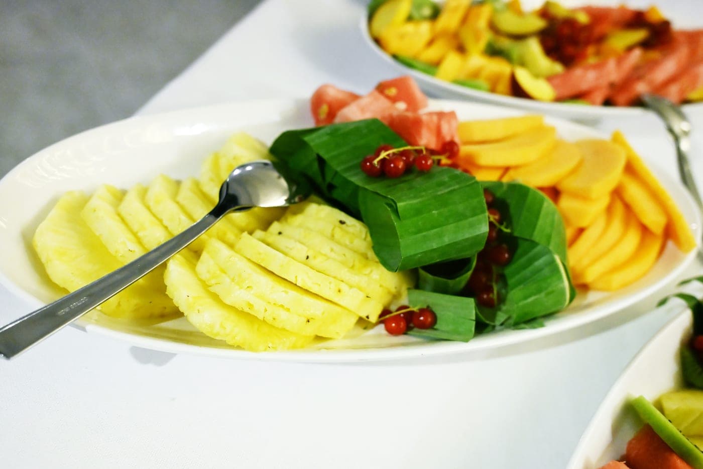 Vassoio di frutta fresca tagliata con ananas e melone