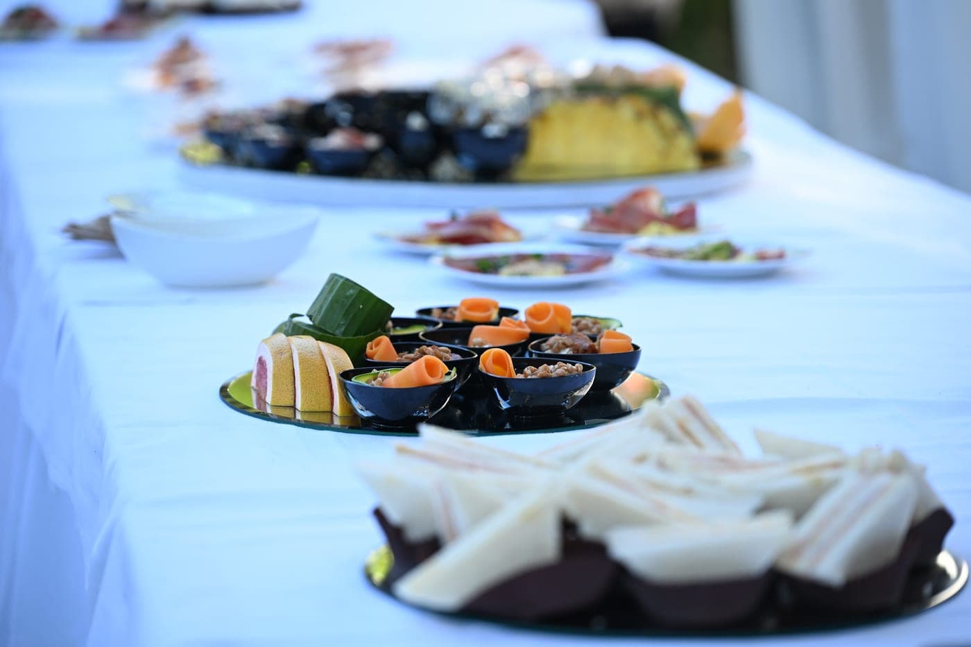 Buffet di antipasti con salumi, formaggi e frutta