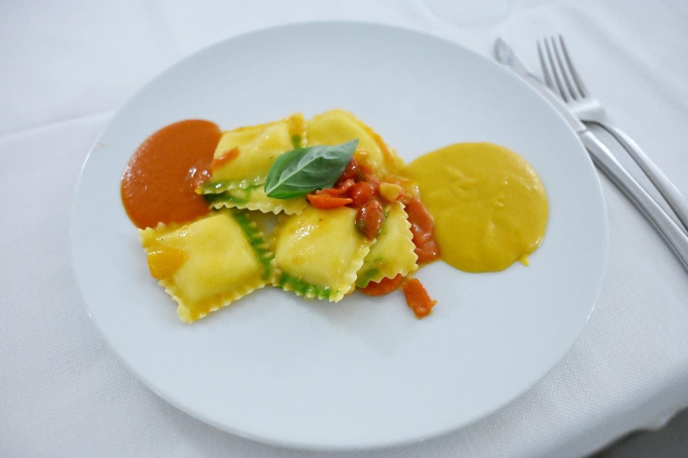 Ravioli con pomodorini e doppia salsa