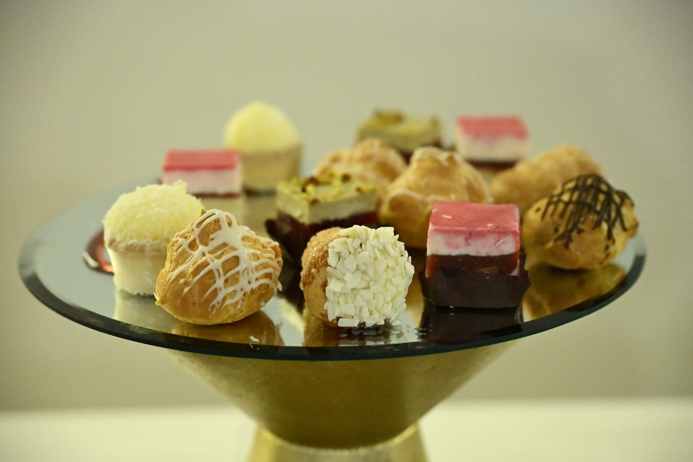 Il buffet dei dolci con fragole, ciliegie e frutta fresca