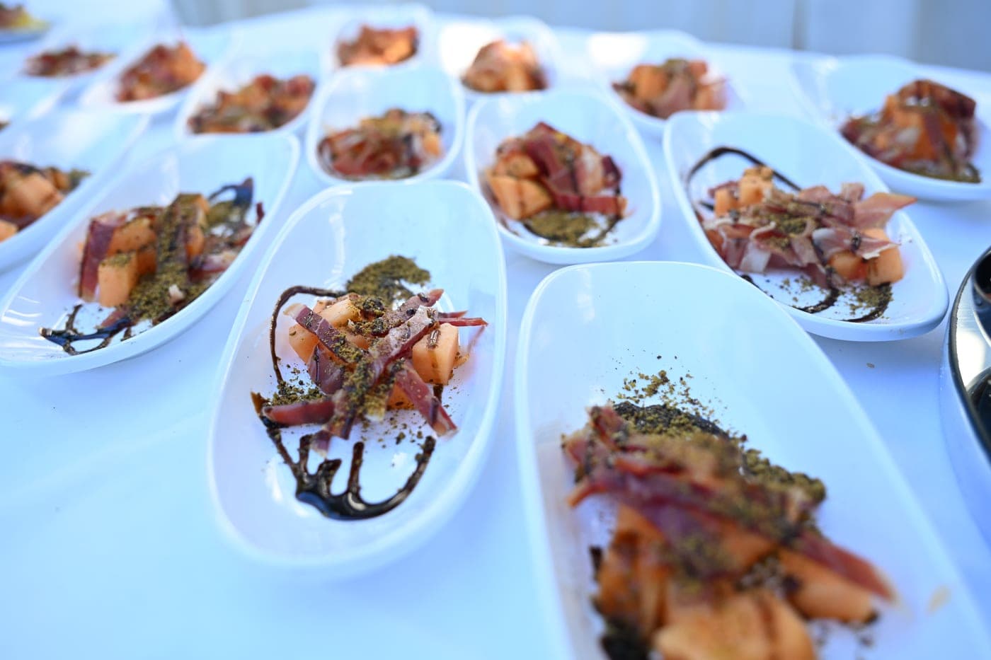 Cucchiaini gourmet con crudo e riduzione di aceto balsamico