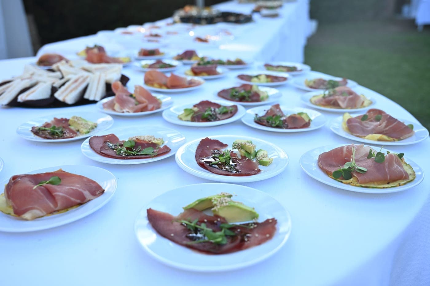 Vassoi di prosciutto crudo e bresaola sul tavolo del buffet