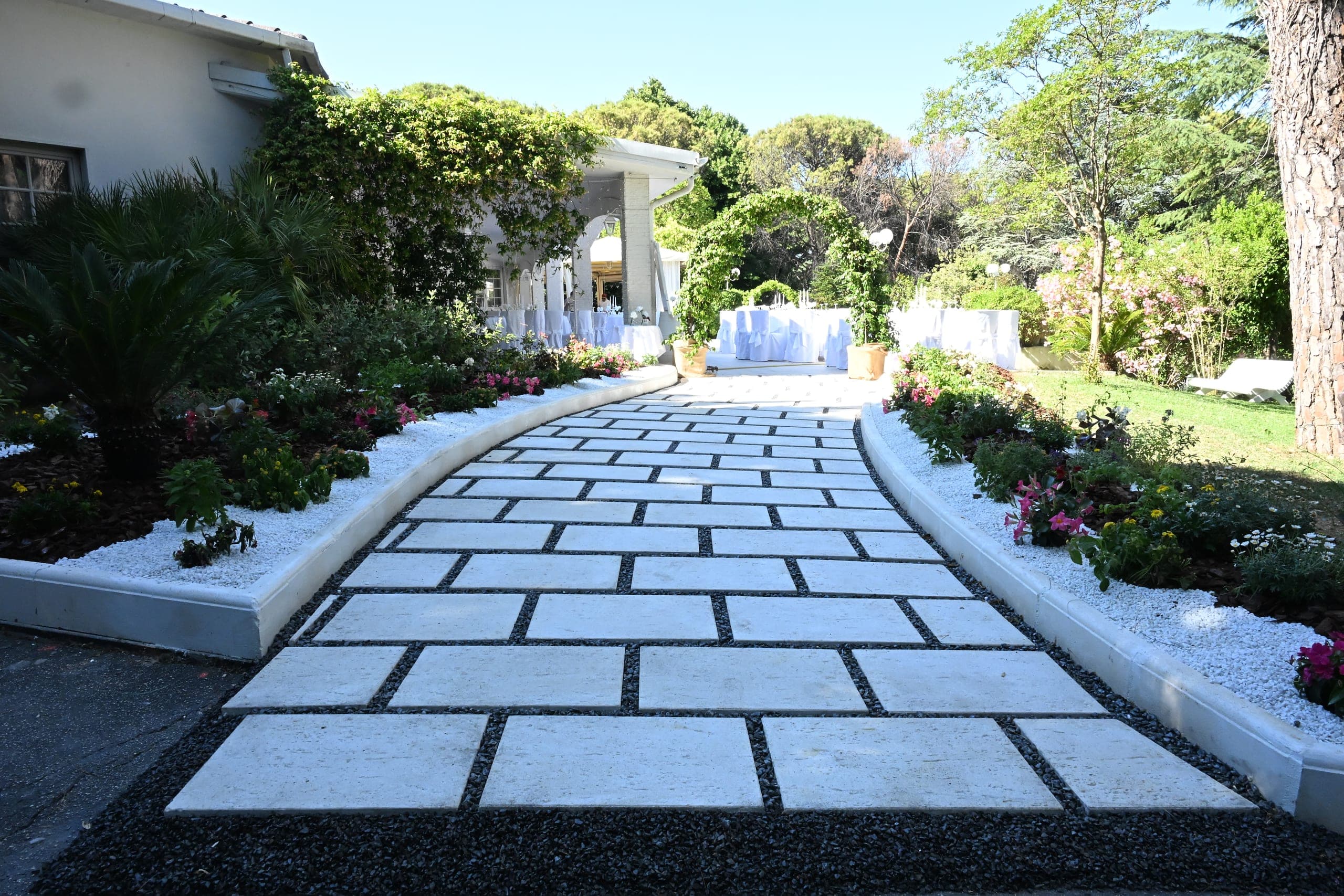 L'ingresso di Biancavilla: il vialetto in pietra e il verde del parco
